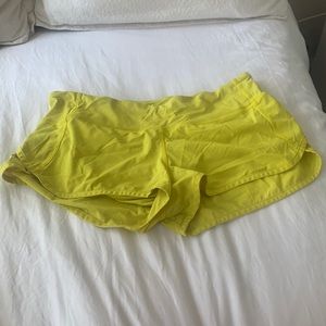 Perfect yellow Speed Up Mid-Rise Lined Short 4"